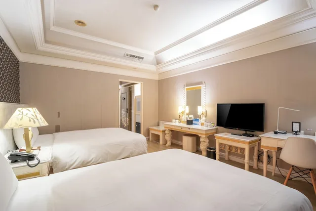 Classic, Quadruple, 2 Queen Beds, No Window، F Hotel Taichung Lichia Royal Garden 4/6