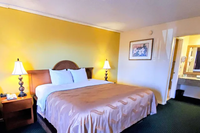 غرفة قياسية بسرير كينج، Quality Inn near Manatee Springs State Park 4/5