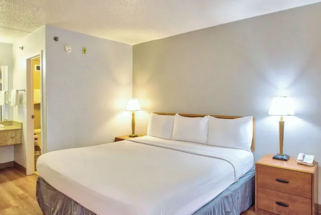 غرفة ديلوكس بسرير كينج لذوي الإعاقة، Motel6 Buffalo, NY - Airport - Williamsville 1/4