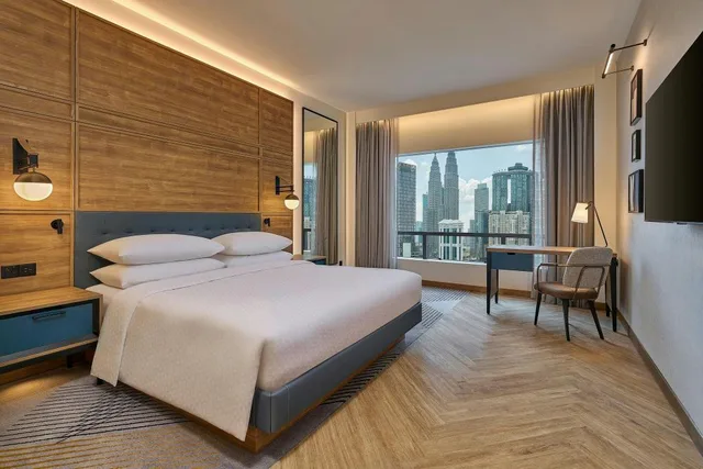 Guest Room, Deluxe, King Bed, Twin Towers View، Four Points by Sheraton Kuala Lumpur, City Centre 1/3