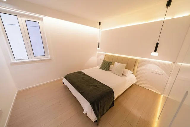 Senior, Apartment, 1 Queen and 1 Double Bed, Book and Bed-People's Square 6/10