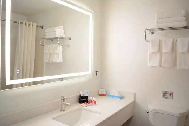 جناح بسرير كينج، Econo Lodge Cleveland Southeast Kent 5/5