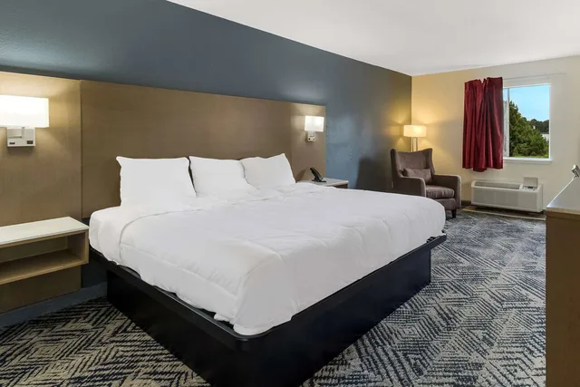 غرفة بسرير كينج، Econo Lodge Cherry Point 1/5