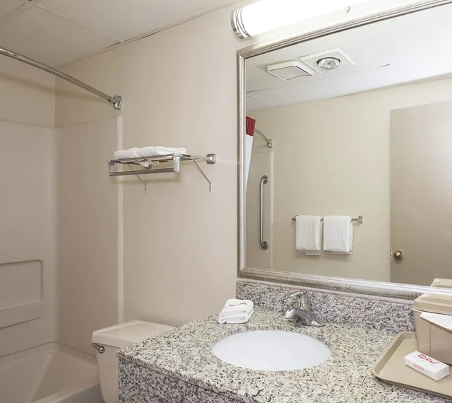 غرفة ديلوكس بسرير كوين، Red Roof Inn Hartford - Vernon 3/3