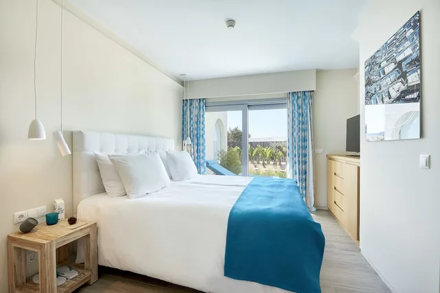 Swim Up, Lagoon, Suite, King Bed, Family Area، 7Pines Resort Ibiza 2/3