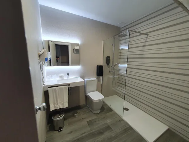 Room, Twin Beds, with Extra Bed, Hotel Azar 7/8