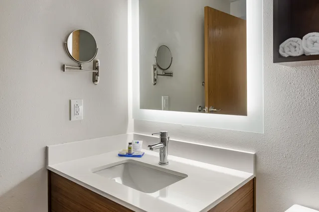 غرفة قياسية بسرير كينج لذوي الإعاقة، Holiday Inn Express Branson-Green Mountain Drive 5/6