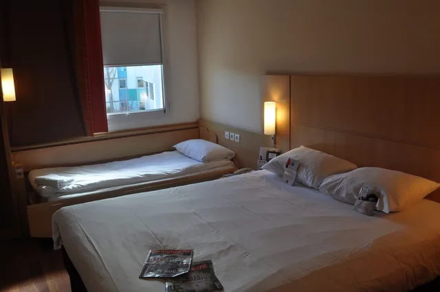 غرفة قياسية ثلاثية بسرير مزدوج وسرير فردي، Ibis Martigues 3/10