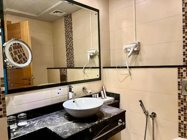 Deluxe Room with Two Twin Beds، Copthorne Hotel Sharjah 7/8
