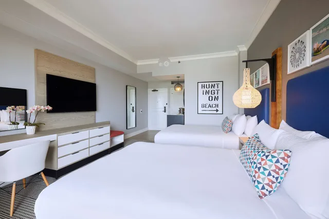 غرفة بسريرين كوين بإطلالة على البحر بشرفة، The Waterfront Beach Resort, a Hilton Hotel 2/8
