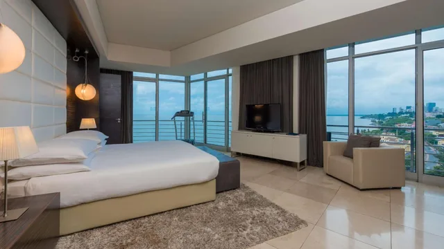 جناح رئاسي بسرير كينج بإطلالة على البحر بشرفة، RADISSON BLU HOTEL & RESIDENCE, MAPUTO 1/7