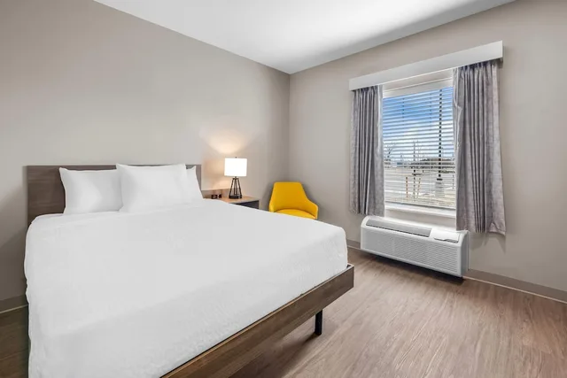 غرفة بسرير كوين لذوي الإعاقة، ECHO Suites Extended Stay by Wyndham Colorado Springs Airpt 1/8
