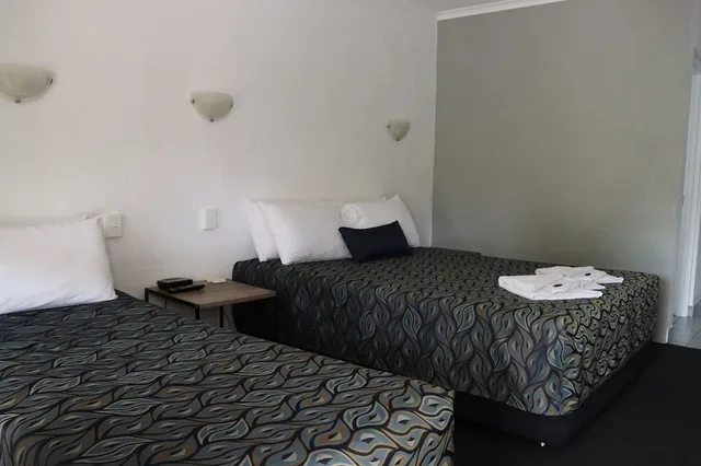 غرفة تنفيذية بسرير كوين وسرير فردي بمطبخ صغير، Bundaberg Spanish Motor Inn 3/5