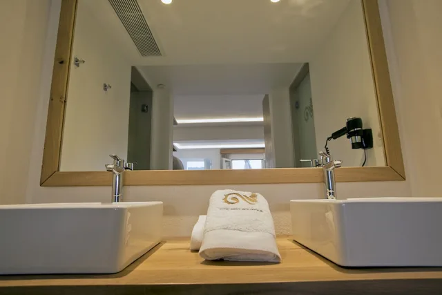 غرفة قياسية بسرير كوين بإطلالة جزئية على البحر، Thalassa Boutique Hotel 3/3