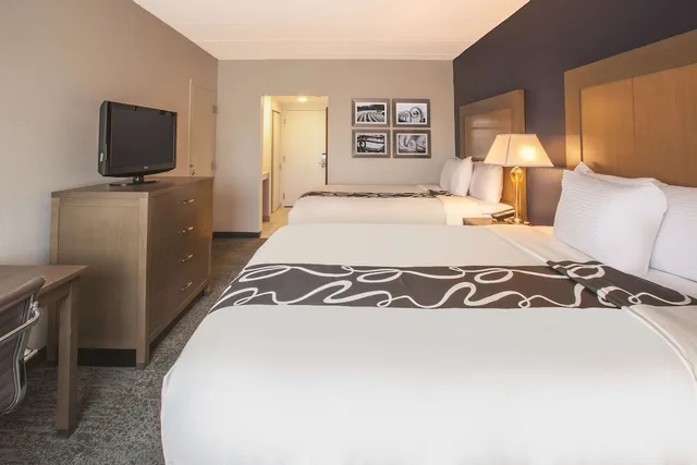 غرفة بسريرين كوين، La Quinta Inn & Suites by Wyndham Philadelphia Airport 2/4