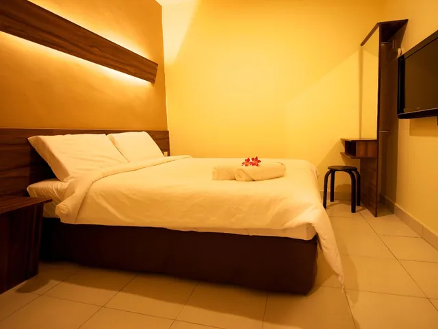 Standard, Queen Bed, No Window، De Botani Hotel 1/2