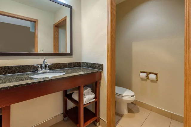 جناح بسرير كينج بحوض جاكوزي، Comfort Inn & Suites Kenosha-Pleasant Prairie 3/4