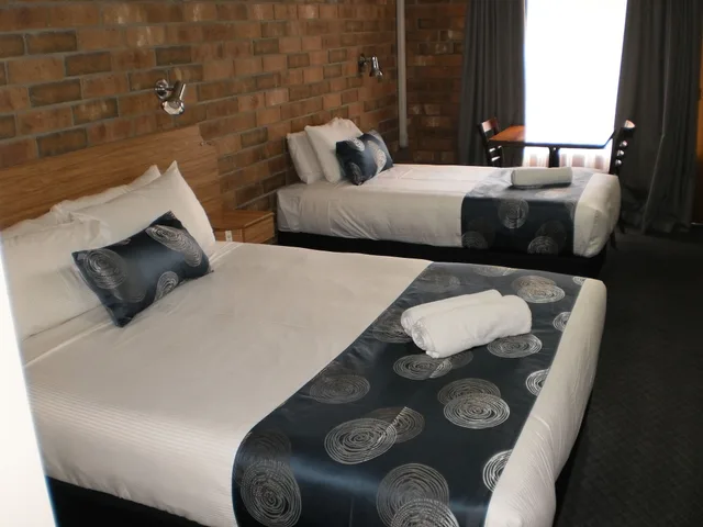 Downstairs, Deluxe, 1 Queen and 1 Single Bed, Motel Goolwa 1/1