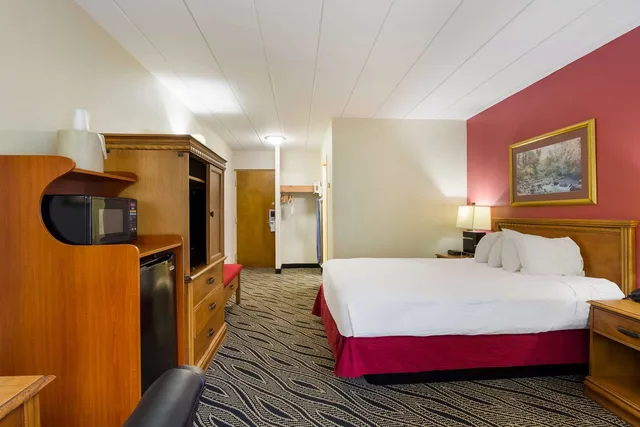 Suite, Queen Bed, Pool Side, Sofa، Best Western Braddock Inn 2/4