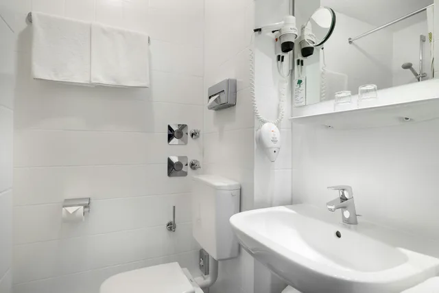 غرفة مفردة بحمام خاص بمطبخ صغير، acora Karlsruhe Zentrum Living the City 7/10