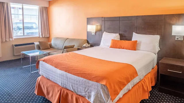 غرفة بسرير كوين، Knights Inn North Bay 2/7