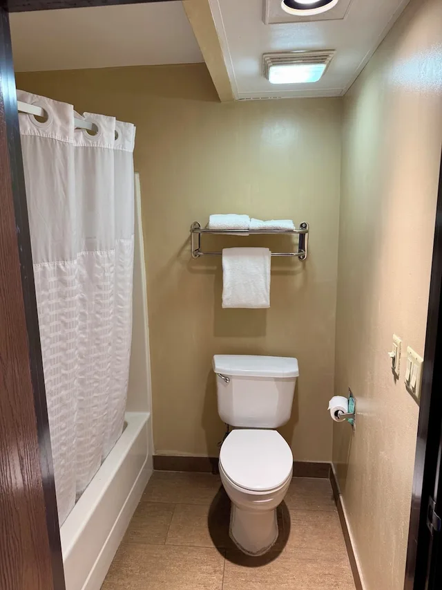 Room, 2 Queen Beds, Ramada by Wyndham Glendale Heights/Lombard 5/6