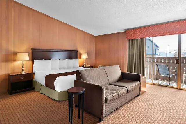 غرفة قياسية كبيرة بسرير كينج بشرفة مع أريكة، Best Western Chieftain Inn 1/3
