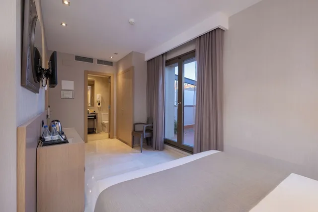 Room, Twin Beds, Terrace, Gran Hotel Barcino 1/4