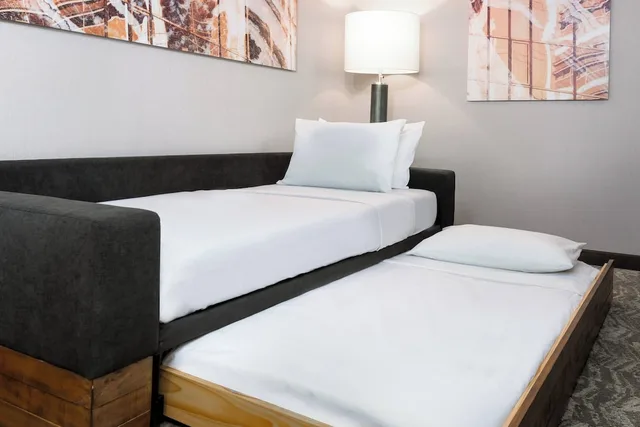 جناح بسريرين كوين مع سرير سحّاب إضافي لذوي الإعاقة، SpringHill Suites by Marriott Lakeland 2/5