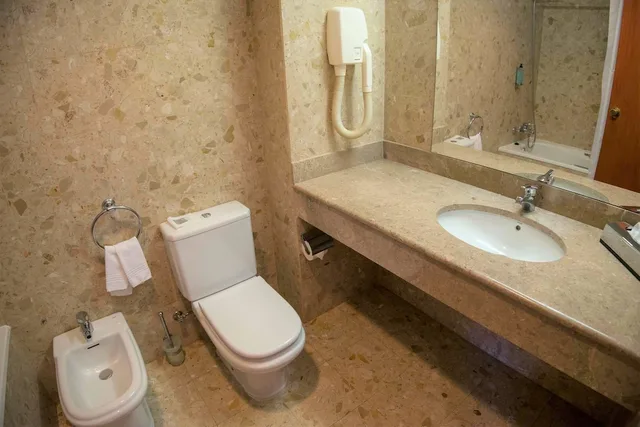 جناح ديلوكس بسرير كينج وسرير فردي بإطلالة على البحر، Azoris Faial Garden Resort Hotel 3/3