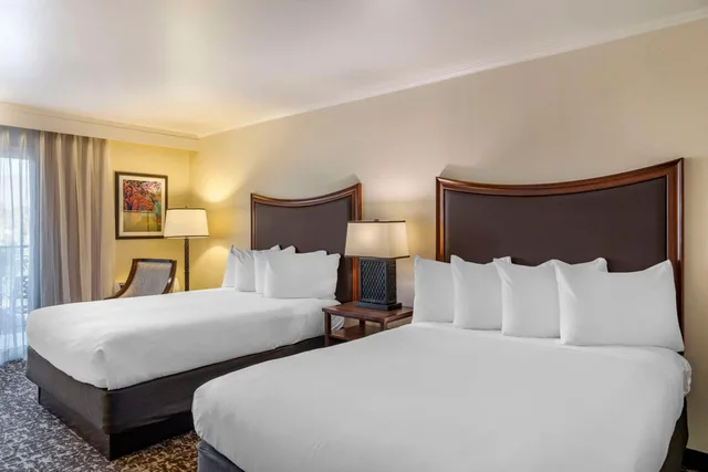 غرفة بسريرين كوين بإطلالة على المسبح، Best Western Plus Royal Oak Hotel 2/3