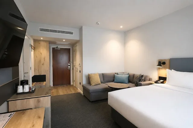 Premium, Queen Bed, Bath and Shower، London Luton Vale Hotel 1/2