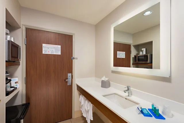 غرفة قياسية بسرير كينج لذوي الإعاقة، Holiday Inn Express Hotel Suites Peoria North Glendale 5/6