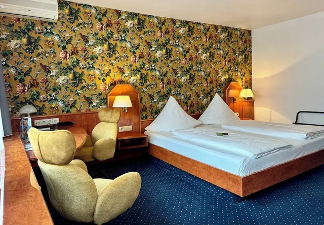 غرفة قياسية ثلاثية بسرير كوين وسرير فردي، HOTEL WÜRTTEMBERGER HOF 4/5