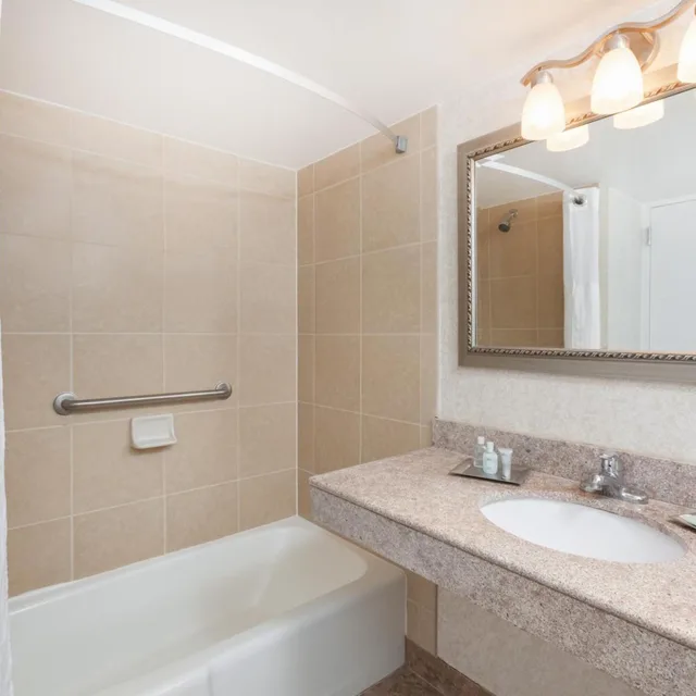 Coastal, 2 Bedrooms, Suite, 1 King and 2 Queen Beds, Sofa، Wyndham Virginia Beach Oceanfront 3/10