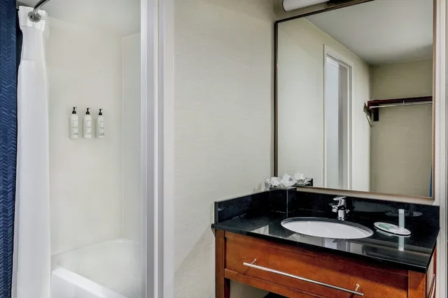 غرفة بسرير كينج مع أريكة لذوي الإعاقة، Fairfield Inn Portsmouth Seacoast 4/4