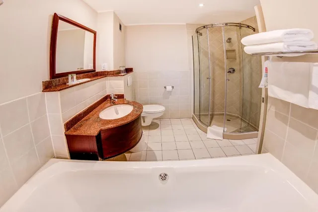 غرفة قياسية بسريرين منفصلين، City Lodge Hotel Victoria & Alfred Waterfront 3/3