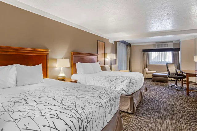 غرفة كبيرة بسريرين كوين مع أريكة، Best Western Plus Landmark Inn 1/4