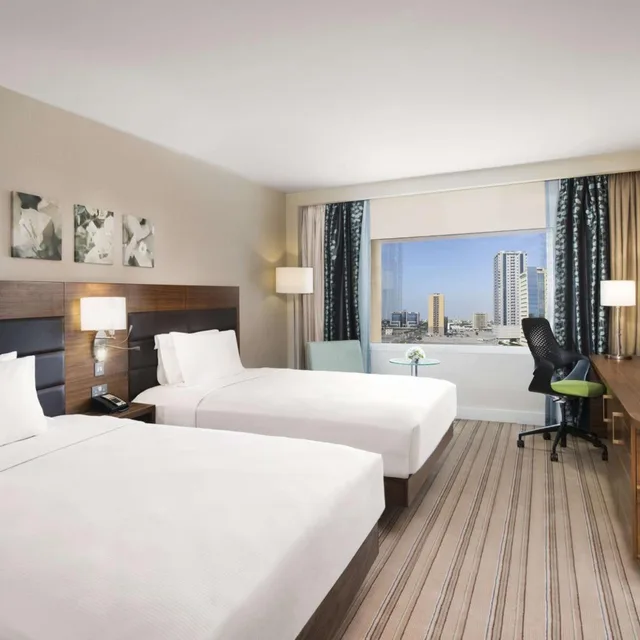 غرفة بسرير كينج وسرير كوين، Hilton Garden Inn Ras Al Khaimah 2/5