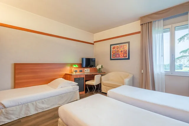 غرفة ثلاثية بسرير كوين وسرير فردي، Shg Hotel Bologna 3/10