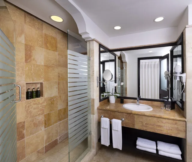 Family, King Bed, 2 Trundle Beds، Melia Caribe Beach Resort - All Inclusive 7/8