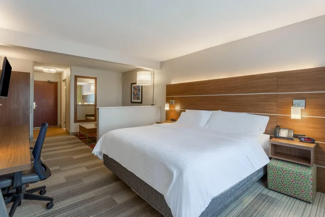 جناح بسرير كينج مع أريكة، Holiday Inn Express Hotel Suites Burlington 1/3