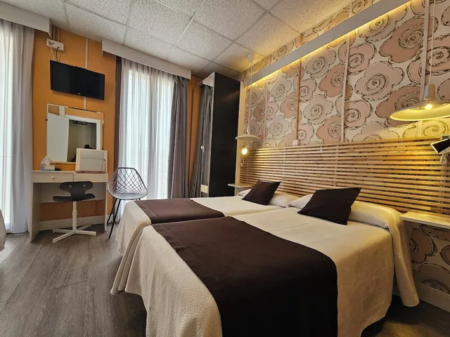 غرفة داخلية ثلاثية بثلاثة أسرّة بحمام خاص، Hotel Palermo 5/9