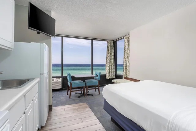 غرفة قياسية ثلاثية بإطلالة على البحر، Bikini Beach Resort Motel 4/7