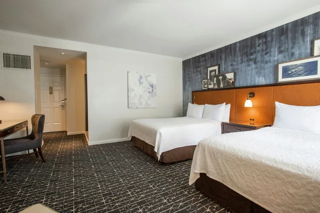 غرفة بسريرين كوين، Magnolia Hotel Houston 2/5