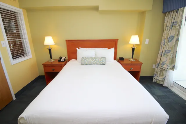 غرفة قياسية بإطلالة على البحر بشرفة بغرفة نوم واحدة، Ocean Sands Resort 1/2