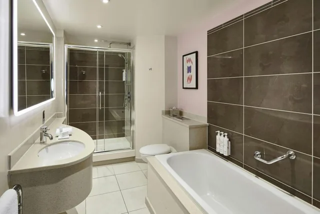 غرفة سوبيريور عائلية بسرير كينج وسرير كوين بإطلالة على المدينة، Manchester Piccadilly Hotel 3/3