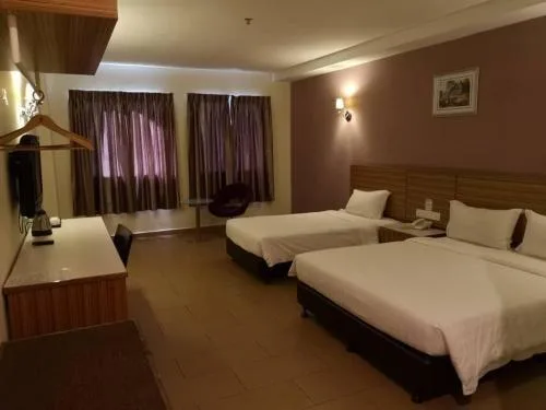 غرفة ديلوكس ثلاثية بسرير كوين وسرير فردي، Grand Court Hotel 1/1