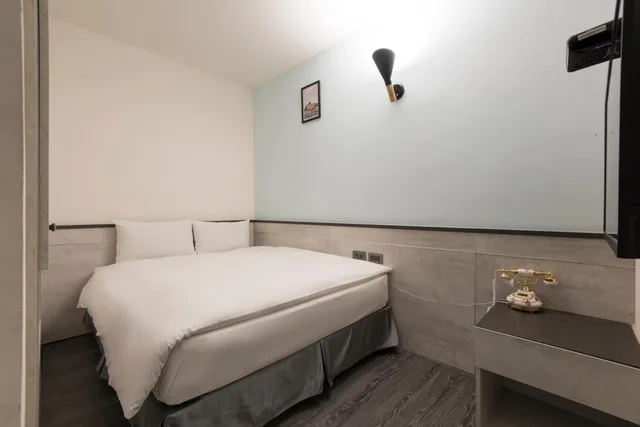 Economy, Double Bed, No Window، Raise Hotel Taichung 2/2