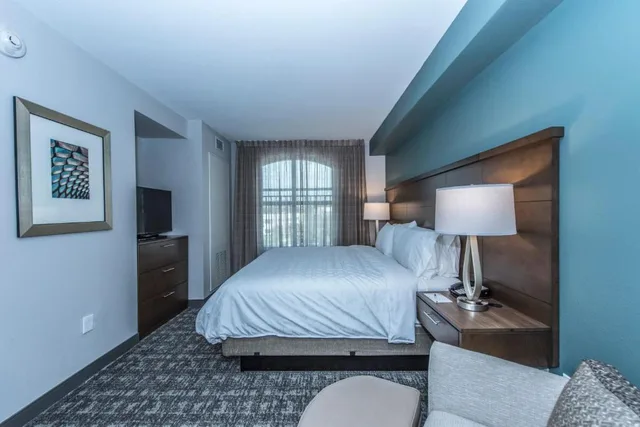 جناح استوديو بسرير كينج بشرفة مع أريكة، STAYBRIDGE SUITES CHARLESTON - MOUNT PLEASANT 2/2
